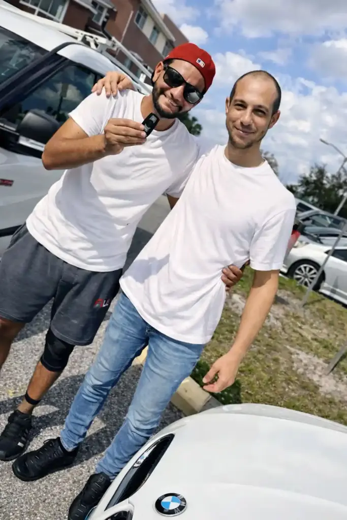 צילום משותף עם לקוח שקיבל מפתח חלופי לרכב